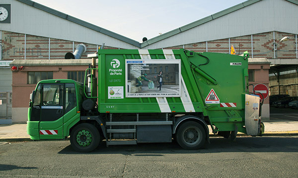 Camion benne parisien roulant au GNV