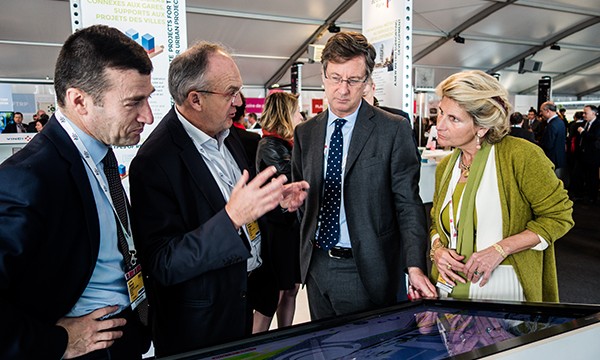De droite à gauche, Chiara Corazza, directeur de Paris-Ile de France Capitale Economique, Sébastien Bazin, président du groupe Accor, Philippe Yvin, président du directoire de la SGP, et Benoît Labat, directeur de la valorisation et du patrimoine de la SGP, au Mipim, en mars 2015 à Cannes.