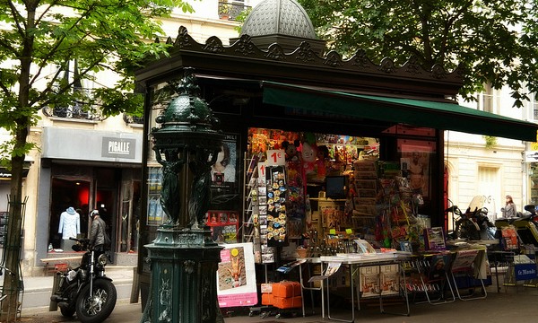 Un kiosque parisien
