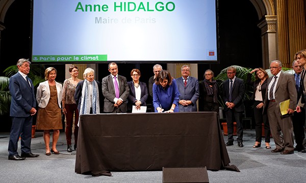 Signature du Pacte de l'économie circulaire du Grand Paris le 16 septembre 2015 à la mairie de Paris.