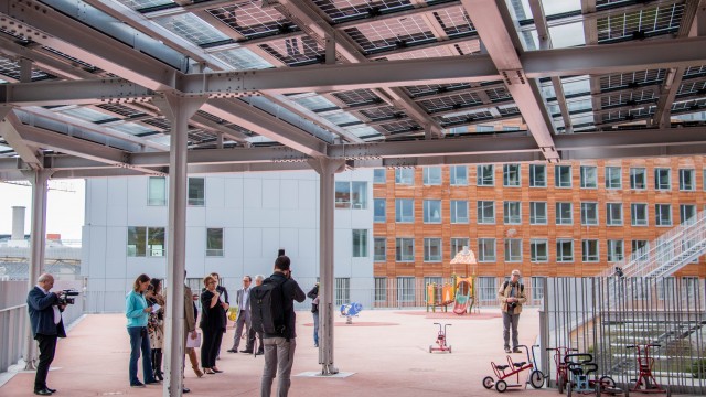 Les panneaux photovoltaïques font office de préau