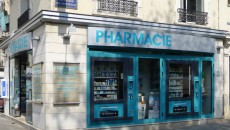 Un distributeur de produits de parapharmacie boulevard de Grenelle à Paris.