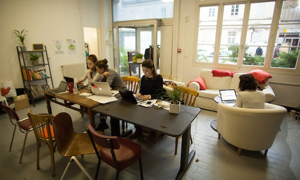 Un espace de travail loué par l’intermédiaire de Plateau urbain sur le site de Saint-Vincent-de-Paul, celui des Alchimistes, l'école des associations et des entrepreneurs sociaux.