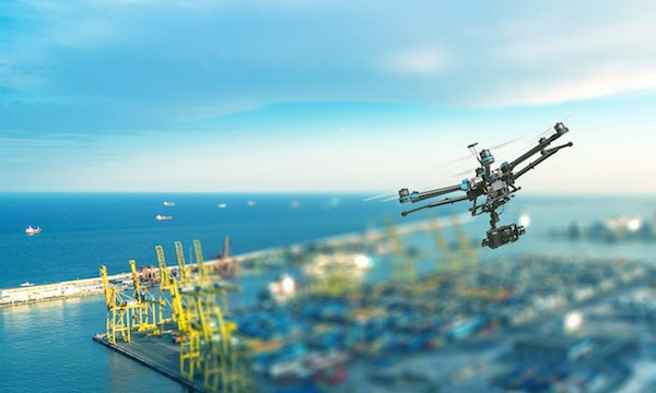 Un drone inspecte un site industriel.