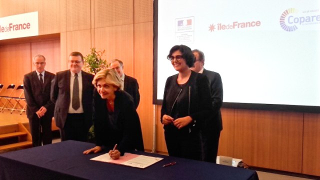 Valérie Pécresse signe la convention le 14 avril 2016.
