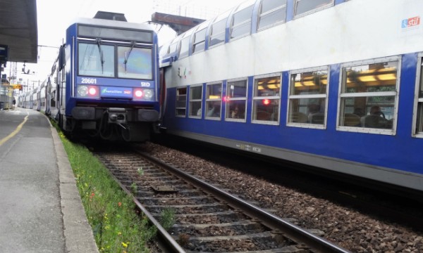 Train entrant en gare de Villeneuve-Saint-Georges.