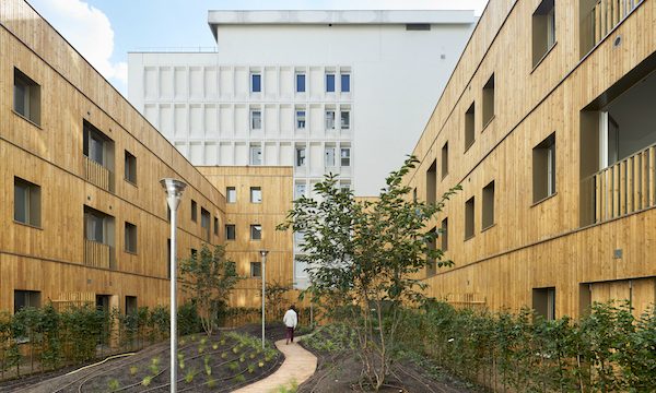 Coté jardin, le bois offre une seconde peau gratifiante et chaleureuse au bâtiment de Charenton-le-Pont.