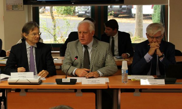 Michel Bournat (au centre), président de la Communauté Paris-Saclay, a présenté le projet de territoire au conseil de développement le 20 octobre, aux côtés de Dominique Vernay (à gauche), président du nouveau conseil.