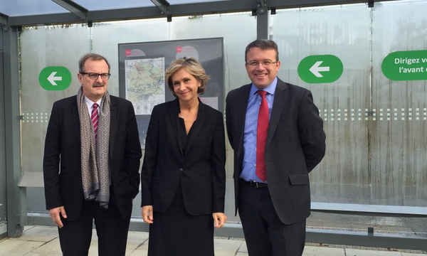 Jean-François Carenco, préfet de région, Valérie Pécresse, présidente de Région, et François Durovray, président du conseil départemental de l'Essonne, lors de l'inauguration du bus express 91-06, le 11 octobre 2016.
