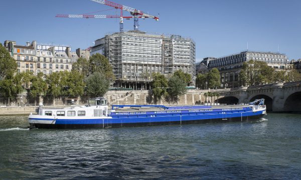 La péniche Paprec permettra d'acheminer les déchets jusqu'à son usine de recyclage de Gennevilliers.