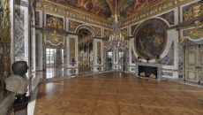 Le salon de la Paix a été aménagé entre 1681 et 1686 par l’architecte de Louis XIV, Jules Hardouin Mansart et son premier peintre, Charles Le Brun.
