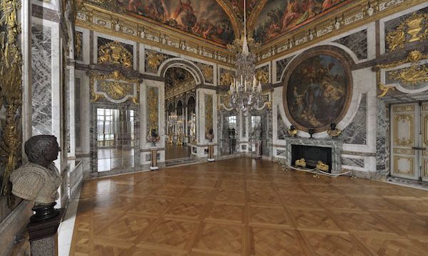Le salon de la Paix a été aménagé entre 1681 et 1686 par l’architecte de Louis XIV, Jules Hardouin Mansart et son premier peintre, Charles Le Brun.