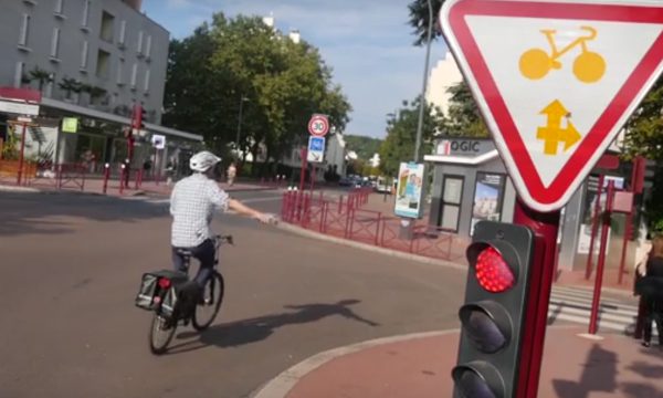 Le cédez-le-passage au feu rouge pour les cyclistes instauré à Sceaux a été récompensé en 2016 par le Stif. 