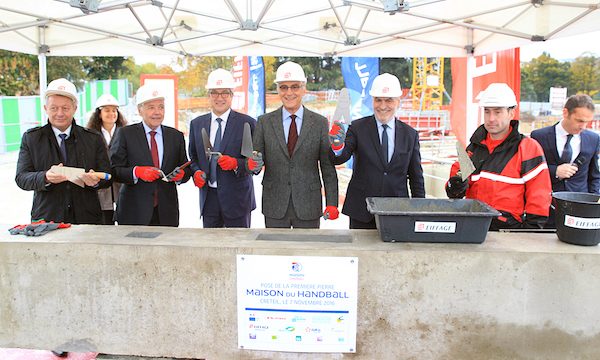 De nombreuses personnalités étaient présentes pour le pose symbolique de la première pierre le 7 novembre 2016.