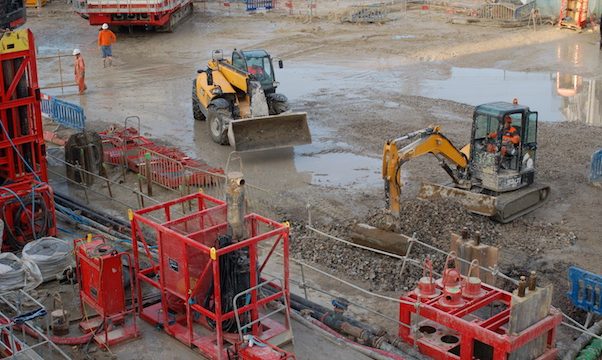 Suez gère les déblais du chantier de la gare Fort d'Issy-Vanves- Clamart (Hauts-de-Seine) du Grand Paris Express
