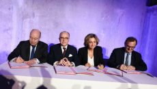 Jean-Michel Baylet, ministre de l'Aménagement du territoire, Bernard Cazeneuve, Premier ministre, Valérie Pécresse, présidente du conseil régional d'Ile-de-France, et Jean-François Carenco, préfet d'Ile-de-France, à Massy pour la signature de l'avenant au CPER, le 7 février.