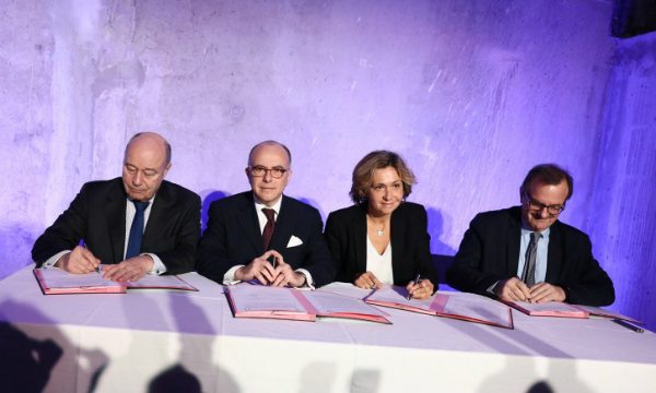 Jean-Michel Baylet, ministre de l'Aménagement du territoire, Bernard Cazeneuve, Premier ministre, Valérie Pécresse, présidente du conseil régional d'Ile-de-France, et Jean-François Carenco, préfet d'Ile-de-France, à Massy pour la signature de l'avenant au CPER, le 7 février.