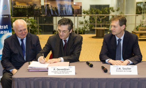 Signature de la cession du réseau THD Seine entre Patrick Devedjian et Jean-Michel Soulier, résident de Covage.
