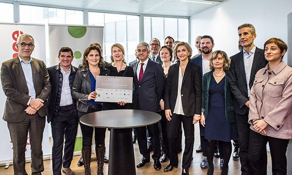 Les signataires de la charte d'engagements sur le lissage des heures de pointe dans les transports à La Défense.