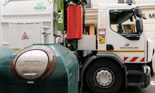 Une borne tout juste nettoyée après avoir été relevée par le camion benne au second plan