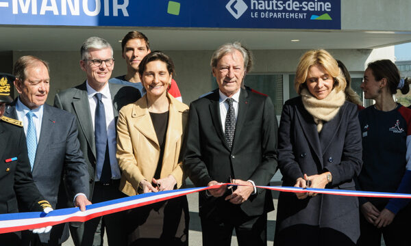 Patrick Ollier, Amélie Oudéa-Castéra, Georges Siffredi et Valérie Pécresse se prêtent au coupé de ruban.