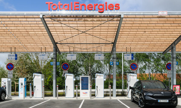 Le hub de recharge électrique de Limours - Briis-sous-Forges avec ses 23 bornes, le 16 avril 2024 © JGP