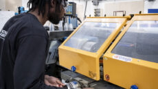 Un élève de l'école de production "Factory Academy", le 9 avril 2025, à Argenteuil (Val d’Oise). © JGP