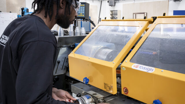 Un élève de l'école de production "Factory Academy", le 9 avril 2025, à Argenteuil (Val d’Oise). © JGP